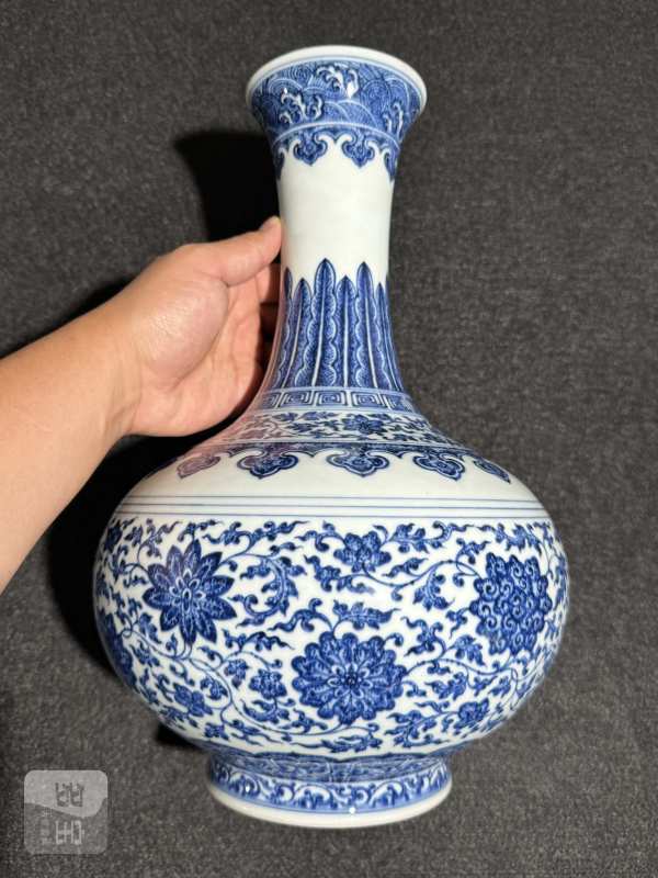 清嘉庆 青花缠枝莲纹玉堂春瓶 - 图4
